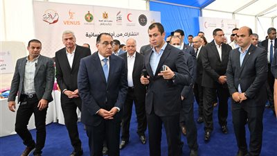 رئيس الوزراء يصل العاشر من رمضان لـ تفقد عدة مصانع