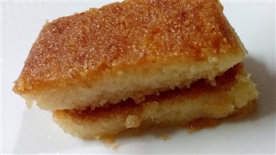 طريقة بسبوسة هشة بالقشطة في 10 دقائق فقط