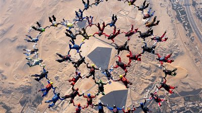 نائب وزير السياحة تشارك في انطلاق الحدث الرياضي للقفز بالمظلات في منطقة الأهرامات