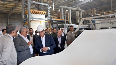 رئيس الوزراء يتفقد مصنع الشركة الدولية لتكنولوجيا العزل