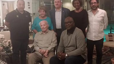 الإفريقي لكرة اليد يُكرم المصري نبيل سالم أحد مؤسسي الاتحاد