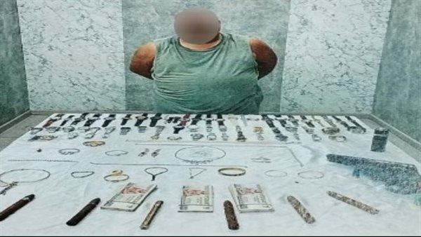 أحد المتهمان والمسروقات