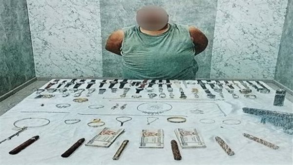 أحد المتهمين والمسروقات