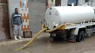 سقوط أمطار متوسطة على محافظة البحيرة وانتشار المعدات لرفع تجمعات المياه