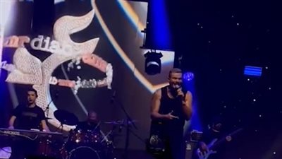 عمرو دياب يشعل حفله في دبي بـ أغنية يا قمر قبل طرحها | صور