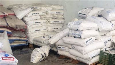 ضبط 5 أطنان منتجات صناعية مجهولة المصدر في حملة تموينية بالشرقية | صور