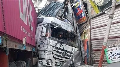 اصطدام سيارة نقل ثقيل بعدد من المحال التجارية في الدقهلية 