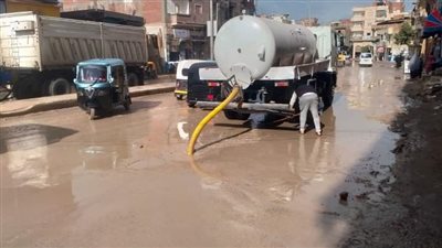 استمرار رفع مياه الأمطار من الشوارع والميادين بمراكز ومدن البحيرة 