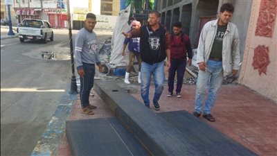 بسبب شدة الرياح.. سقوط لوحة دعائية في أحد شوارع مطروح