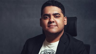 أُصبت بورم في المخ ثم فقدت والدي.. رحلة تعددت فصولها للشاب أحمد أوصلته لقائمة فوربس 