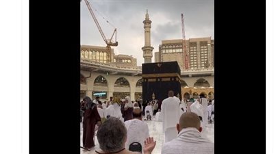 أكثر من سبب لاستجابة الدعاء.. أمطار تنهال على الكعبة المشرفة 