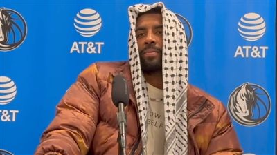 متحديًا ناديه.. نجم كرة السلة الأمريكي يظهر بالكوفية الفلسطينية