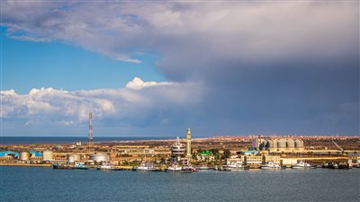 استمرار حركة الملاحة في ميناء دمياط.. والهيئة تعلن جاهزيتها لاستقبال الأمطار