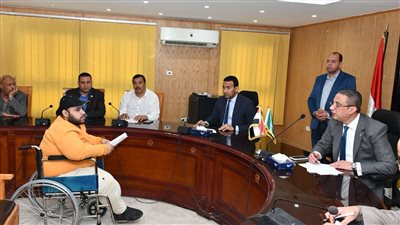 خلال اللقاء الدوري لخدمة الأهالي.. محافظ الفيوم يوجه بترخيص أكشاك وفرص عمل لذوي الهمم