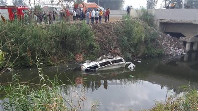 أصيب فيه 13 شخصا.. اللقطات الأولى لانقلاب ميكروباص داخل مصرف بالغربية 