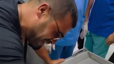 راح أجيبلك عروسة.. انهيار أب فلسطيني بعد استشهاد صغيرته خلال القصف على غزة