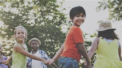 في يومهم العالمي.. حكماء المسلمين يُطلق نداءً إنسانيًّا لحماية الصغار من الحروب والصراعات