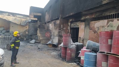 10 صور ترصد جهود الحماية المدنية في السيطرة على حريق مصنع مراتب بالبدرشين 