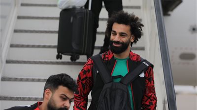 ابتسامة صلاح وارتياح فيتوريا.. صور وصول منتخب مصر بعد الفوز على سيراليون في تصفيات المونديال 