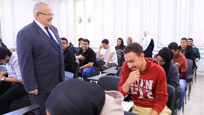 الخشت يتفقد أول اختبارات الميد تيرم بجامعة القاهرة الدولية