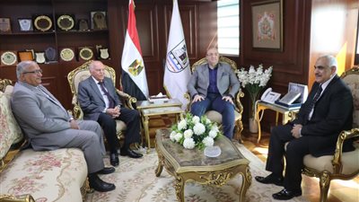 محافظ بني سويف يلتقي خلف الزناتي لتعزيز الخدمات المقدمة للمعلمين