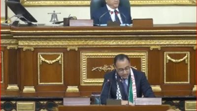 برلماني يضع وشاح فلسطين على كتفي رئيس الوزراء بالبرلمان | صور 