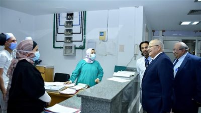 الخشت يفتتح مستشفى طلبة جامعة القاهرة بعد التطوير ويصرف مكافأة للأطباء والتمريض والعاملين