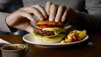 تناول الأطعمة فائقة المعالجة يزيد من خطر الإصابة بـ 3 أنواع من السرطان بنسبة 25% تقريبًا | دراسة 