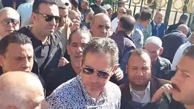 العشرات يشاركون في تشييع جثمان والد خالد جلال المدير الفني لنادي فاركو من مسجد السيدة نفيسة | بث مباشر 