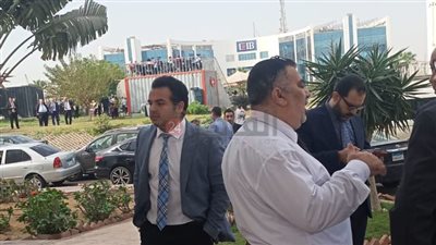 كانوا بيغسلوا البراميل.. مصدر يكشف سبب رائحة الغاز في محيط القرية الذكية 