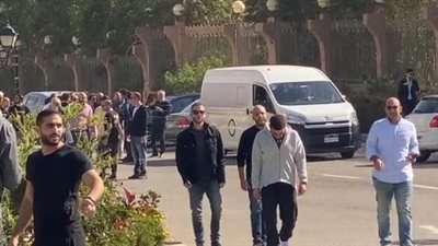 بحضور عدد من نجوم الفن.. تشييع جثمان شقيق الفنان شريف رمزي من مسجد الشرطة| بث مباشر 