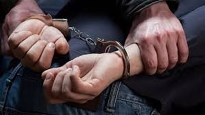 يستعرض ببندقية في الشارع.. القبض على شاب بحوزته سلاح وحشيش بالأقصر