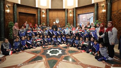 شيخ الأزهر يلتقي تلاميذ تبرعوا لأطفال غزة ويشكرهم على مبادرتهم الطيبة