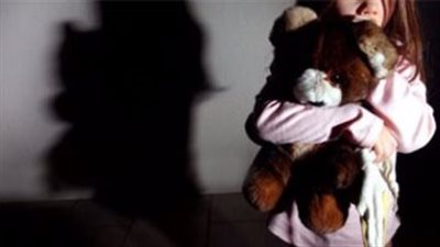 شاب يعتدي على ابنة عمه ذات الـ 6 أعوام بالأقصر| بث مباشر 