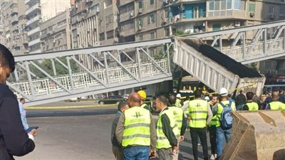 دخلت فيه عربية نقل بسرعتها.. القصة الكاملة لسقوط كوبري مشاة أحمد عرابي بالمهندسين | صور وفيديو