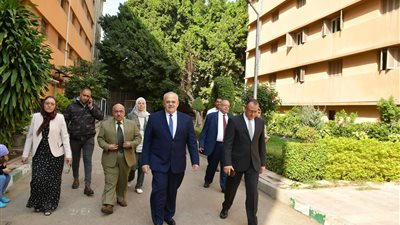 رئيس جامعة القاهرة: صرف مكافأة شهر للعاملين بشئون الطلاب والإسكان والمطبخ بمدينة الطالبات في الجيزة 