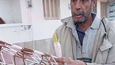 قصة كفاح عم عبد الرحمن في صناعة وبيع الحقائب بالسويس: نفسي أطلع عمرة وأسدد ديوني | بث مباشر 