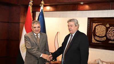 أسامة ربيع يبحث إجراءات تشغيل خدمة جمع المخلفات الصلبة والسائلة من السفن العابرة لقناة السويس