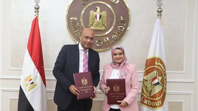 وزارة العمل توقع برتوكول تعاون مع مصر للطيران