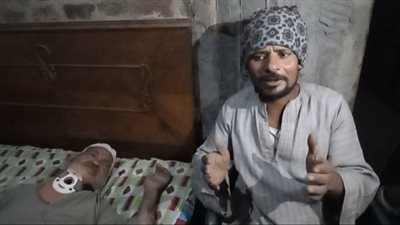 انهار عليه المنزل.. نجل مسن بأسيوط: والدي في حالة حرجة ويحتاج عملية تكلفتها 180 ألف جنيه|فيديو