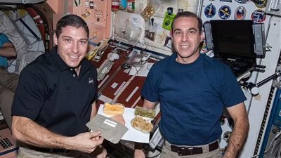 ديك رومي في كيس بلاستيك.. رواد الفضاء يحتفلون بعشاء عيد الشكر الأمريكي على طريقتهم