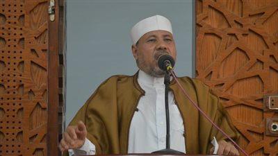 نائب رئيس جامعة الأزهر للوجه القبلي يؤم المصلين في صلاة الجمعة