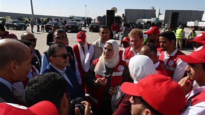 وزيرة التضامن تتفقد قوافل الهلال الأحمر بمعبر رفح لدعم غزة