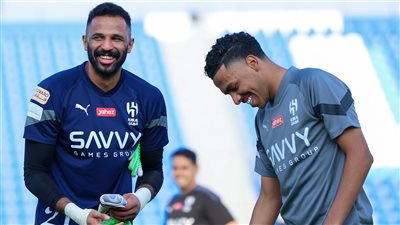 إصابة محمد العويس حارس الهلال السعودي قبل مباراة الحزم بالدوري