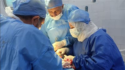 جراحة معقدة تنقذ حياة صبي عقره كلب في فمه بالشرقية