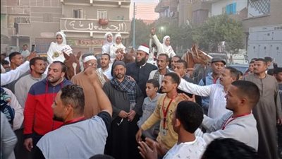 فساتين وجلاليب بيضاء وزفة بالحصان.. أهالي قرية بأسيوط يكرمون حفظة القرآن | صور