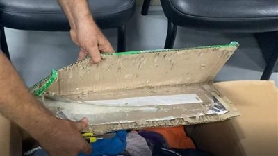 كوكايين في علب المطبخ.. ضبط أقراص ومواد مخدرة بمطار القاهرة قادمة من بلجيكا