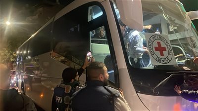 حافلة الأسرى الفلسطينيين الـ 39 المفرج عنهم من سجن عوفر تغادر نحو رام الله 