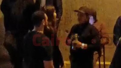 النظرة الأخيرة.. هنيدي وأشرف زكي ومحمد رياض وهنادي مهنا يودعون طارق عبد العزيز من أمام ثلاجة الموتى