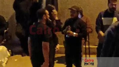 أبرزهم هنيدي وأشرف زكي.. نجوم الفن يلقون نظرة الوداع على الراحل طارق عبد العزيز | بث مباشر 